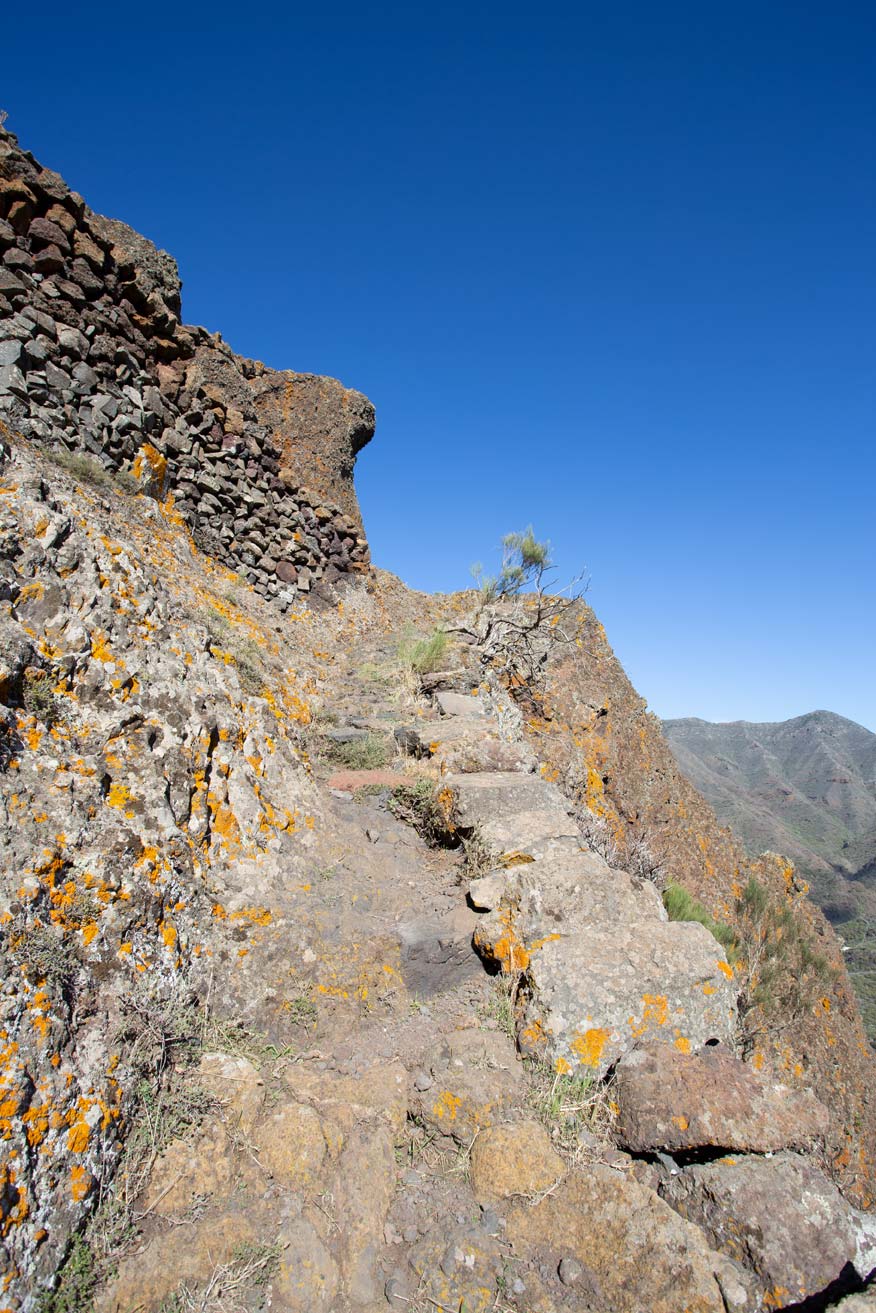 aufgemauerter Wanderweg bei Los Carrizales | © Sunhikes