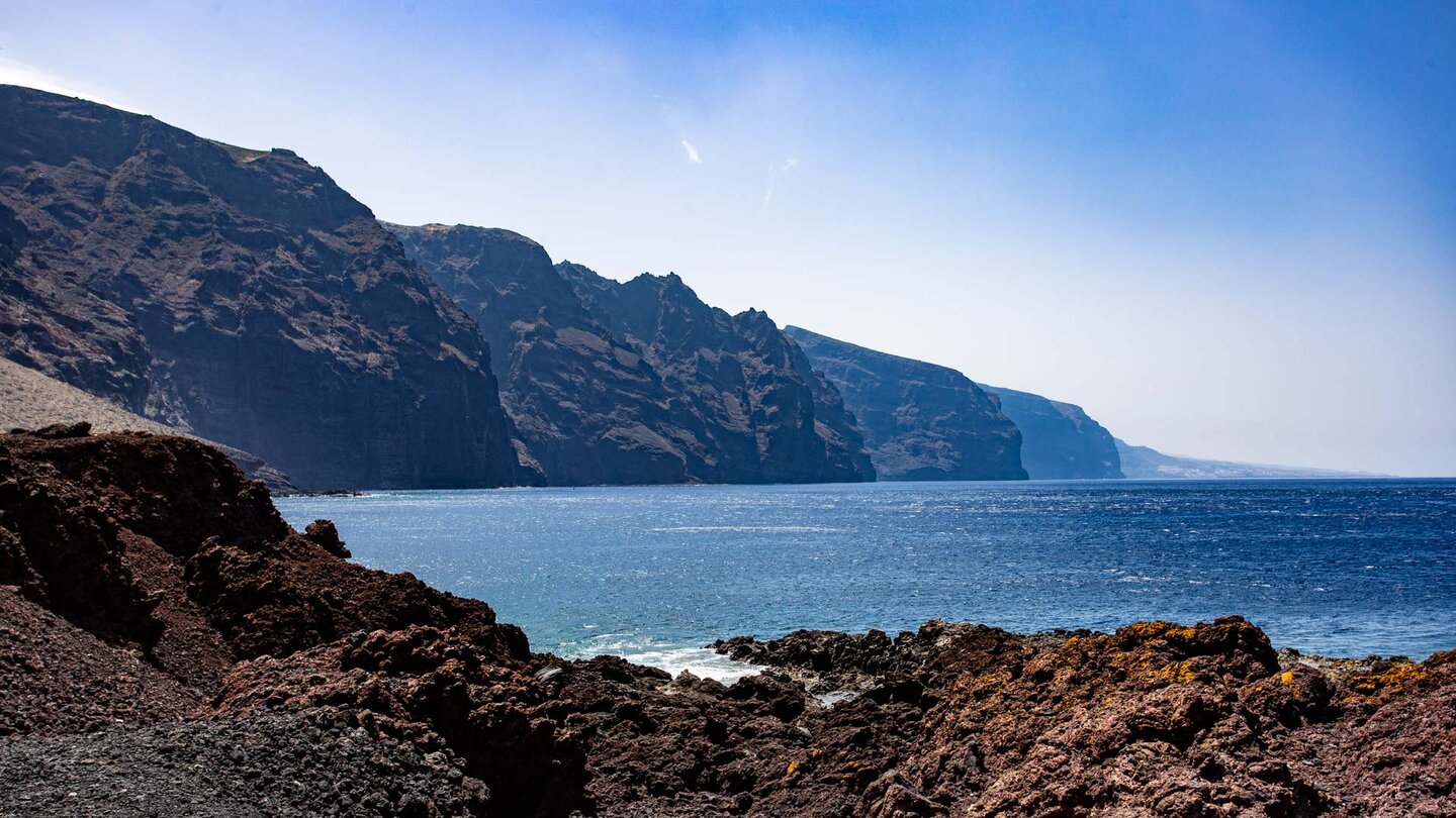 die steil ins Meer abfallenden Klippen des Teno Gebirges | © Sunhikes