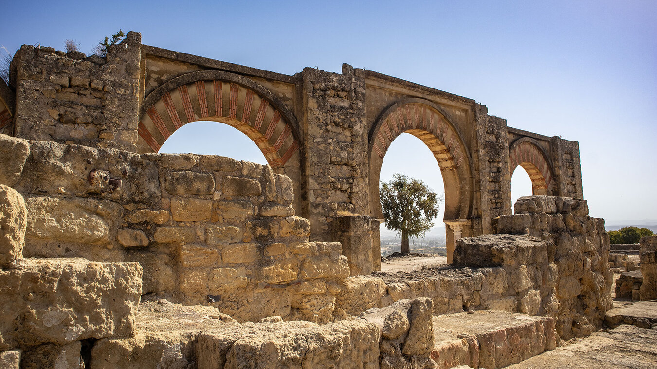 Ruinen des Portalbaus  in Medina Azahara | © Sunhikes