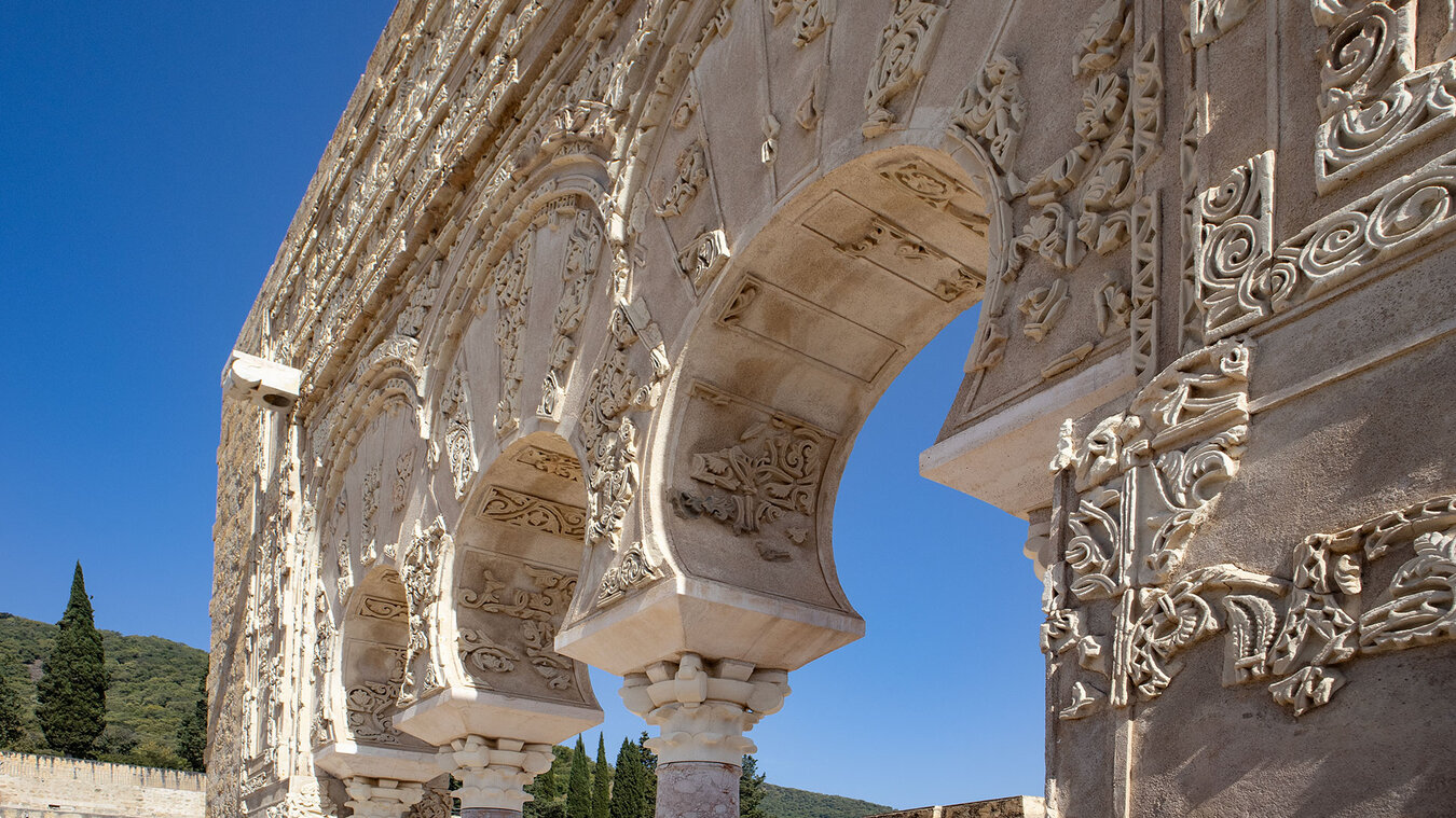 Portal zur Residenz des Hayip in Medina Azahara | © Sunhikes