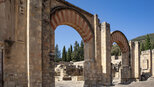 Portalbau am Exerzierplatz in Medina Azahara | © Sunhikes