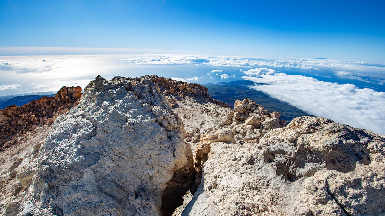 Blick vom Gipfelkrater des Pico del Teide zum Teno-Gebirge | © Sunhikes Gipfelkrater des Pico del Teide | © Sunhikes