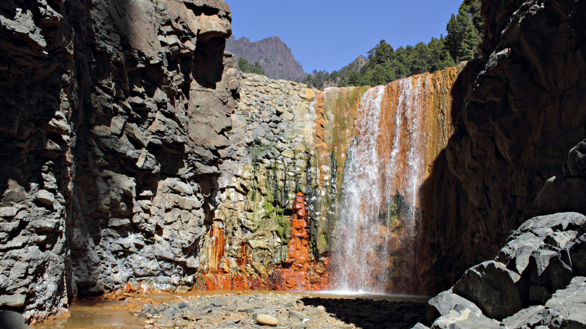 die Cascada de Colores besticht den Betrachter mit ihrer Farbvielfalt | © Sunhikes