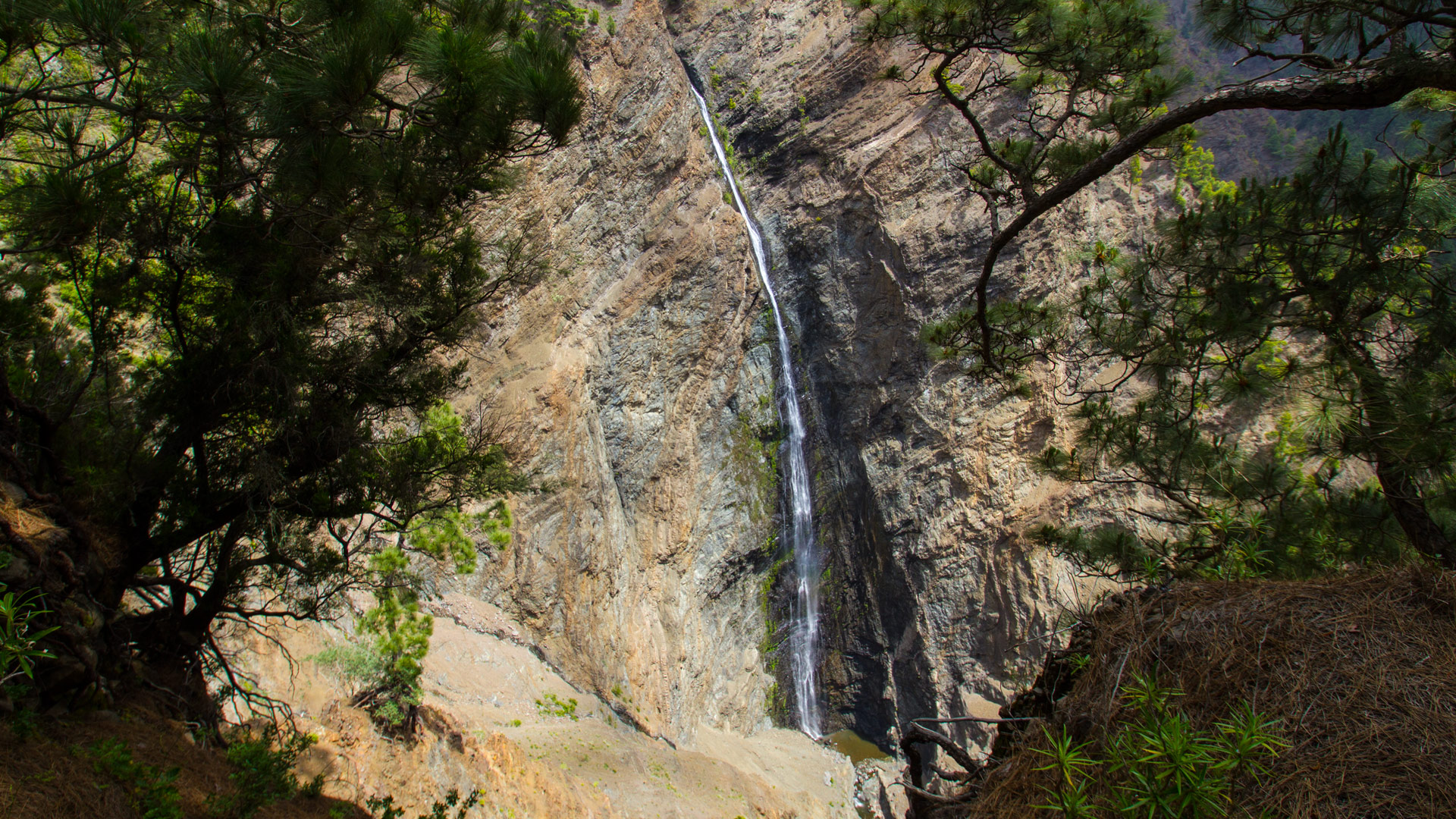 das Wasser der Cascada de la Fondada stürzt tief in die Schlucht | © Sunhikes