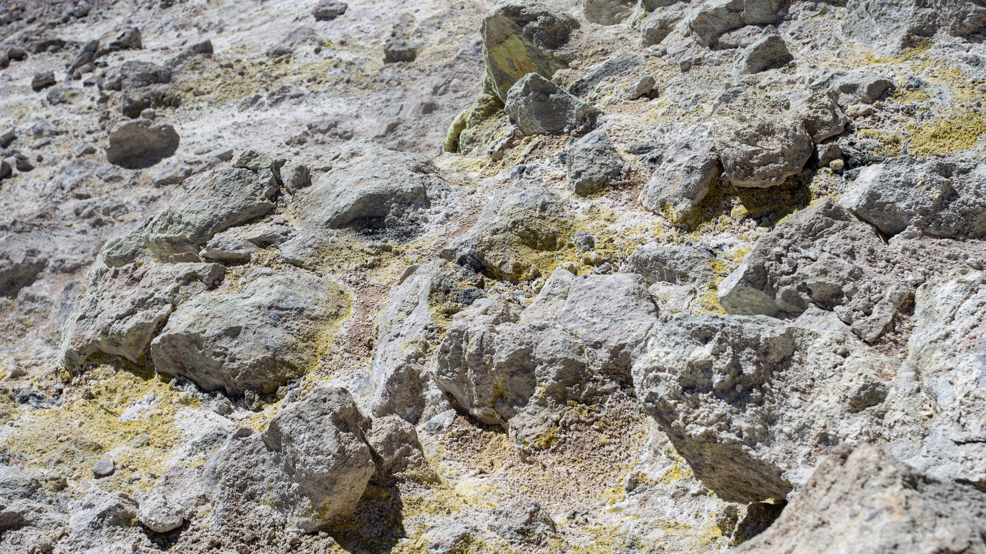 Schwefelablagerungen im Gipfelkrater des Teide | © SUNHIKES