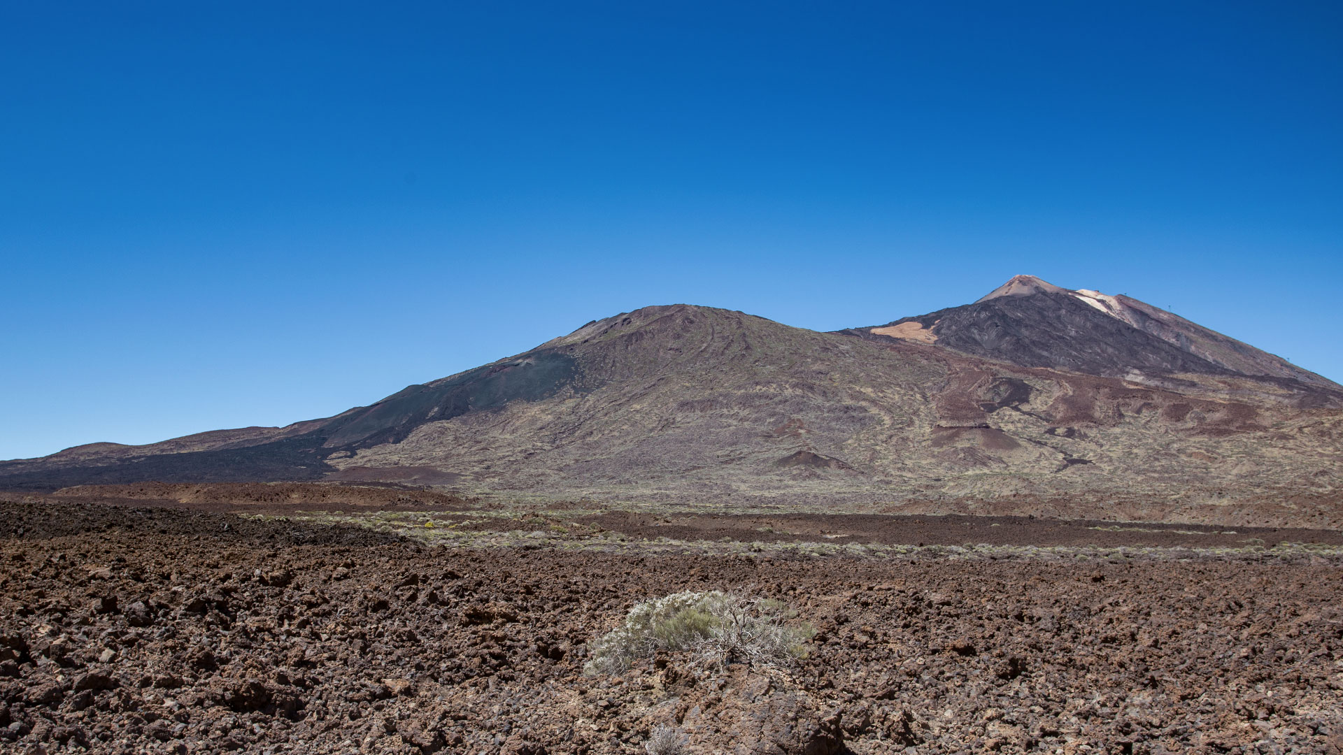 Teide-Pico-Viejo-Komplex – links der Pico Viejo mit den Kratern Narices del Teide | © SUNHIKES Teide-Pico-Viejo-Komplex – links der Pico Viejo mit den Kratern Narices del Teide | © SUNHIKES