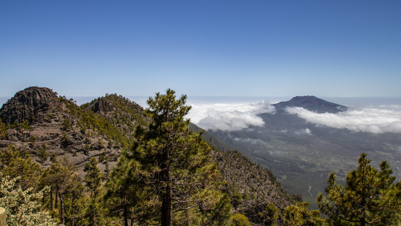 Blick über die Cumbre Nueva auf die Vulkankette Cumbre Vieja | © Sunhikes
