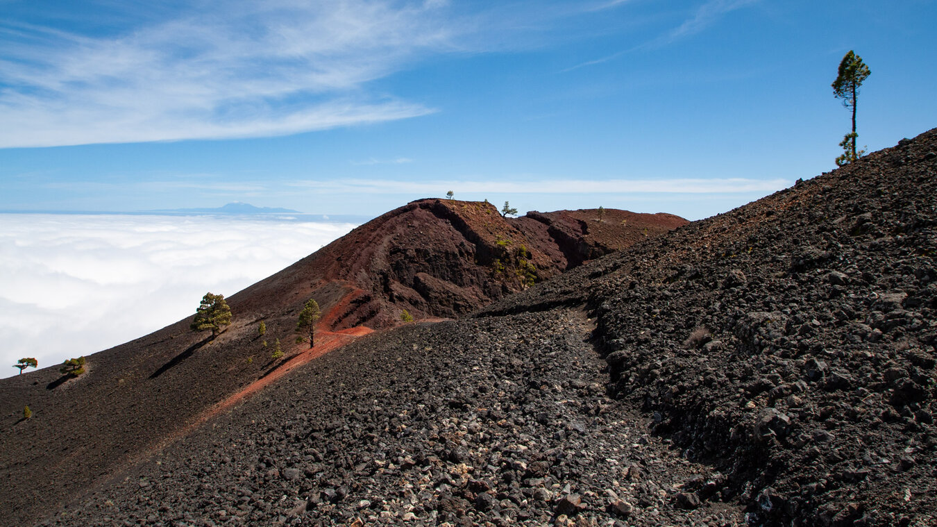 Wanderpfad am Krater des Volcán Martin de Tigalate  | © Sunhikes