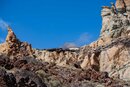 der Teide ragt hinter der spektakulären Felsgruppe hervor | © SUNHIKES