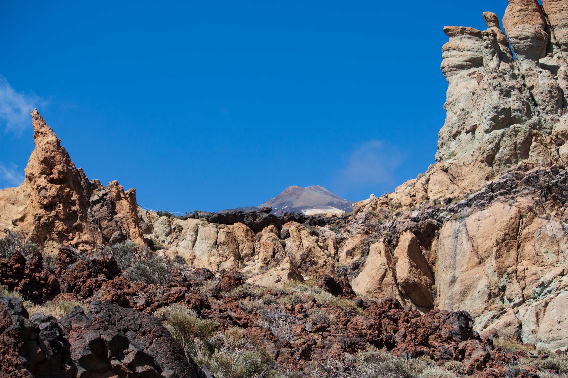 der Teide ragt hinter der spektakulären Felsgruppe hervor | © SUNHIKES der Teide ragt hinter der spektakulären Felsgruppe hervor | © SUNHIKES
