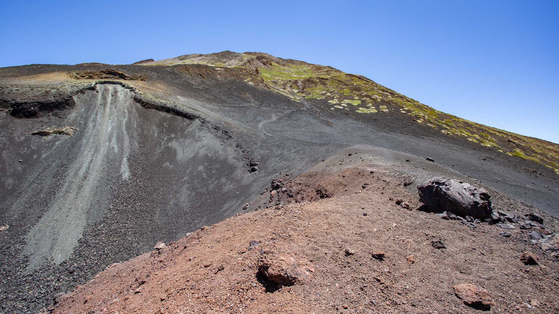 Wanderwege an der Kraterlandschaft der Narices del Teide | © SUNHIKES Wanderwege an der Kraterlandschaft der Narices del Teide | © SUNHIKES