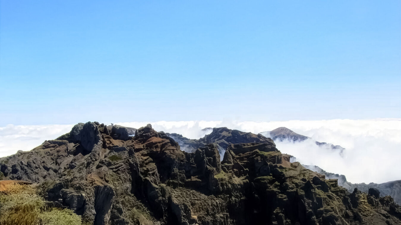 Wandern auf Madeira vom Pass Boca da Encumeada auf die Rote Spitze | © Sunhikes