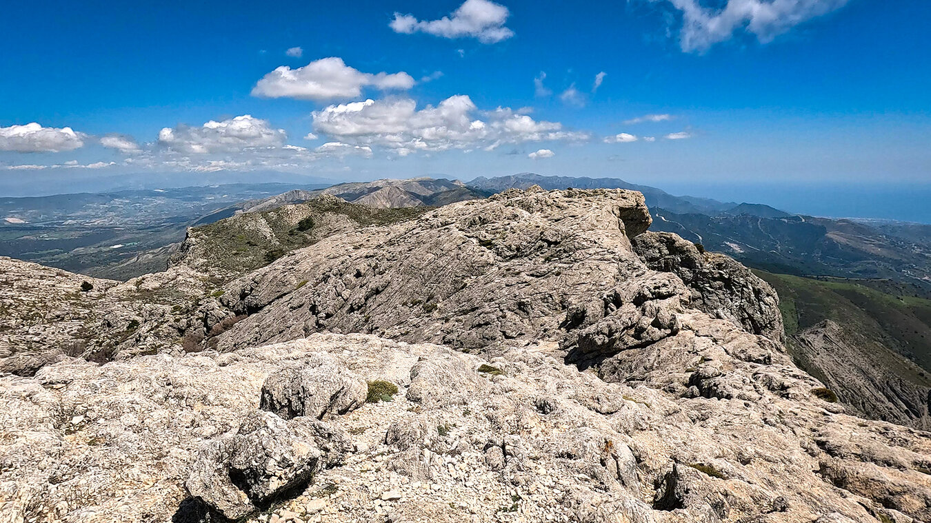 Ausblick am Tajo Volaero auf der Wanderroute auf den La Maroma | © Sunhikes