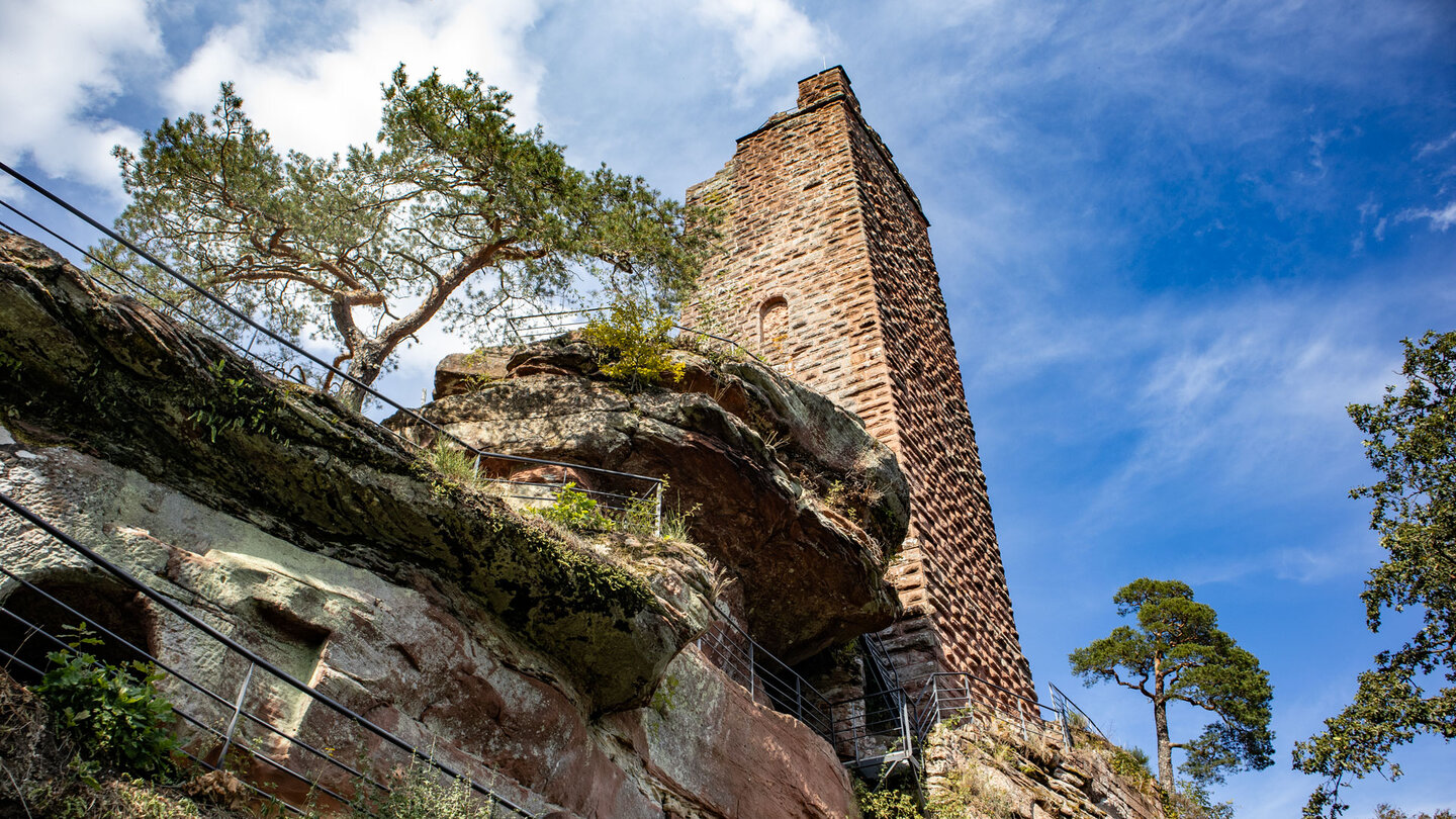 die Felsenburg Waldeck mit Bergfried | © Sunhikes
