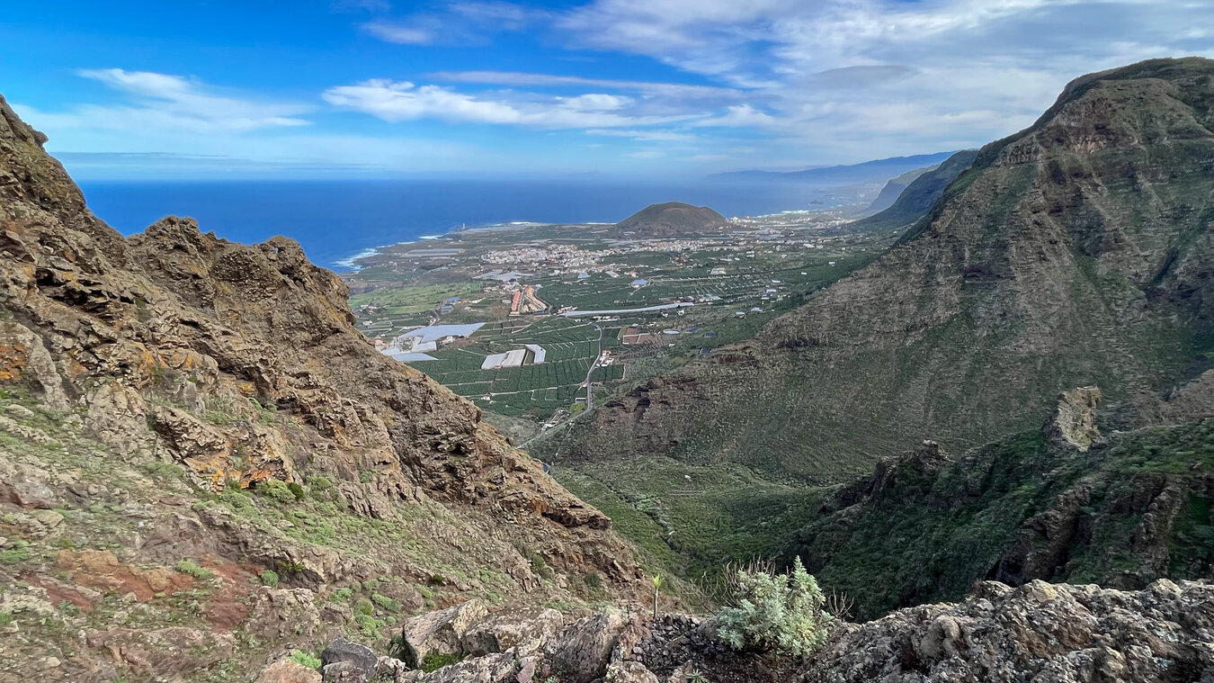 Wanderung über den Risco-Steig mit fantastischem Blick über die Küste bei Buenavista del Norte und das Anaga-Gebirge im Hintergrund | © Sunhikes