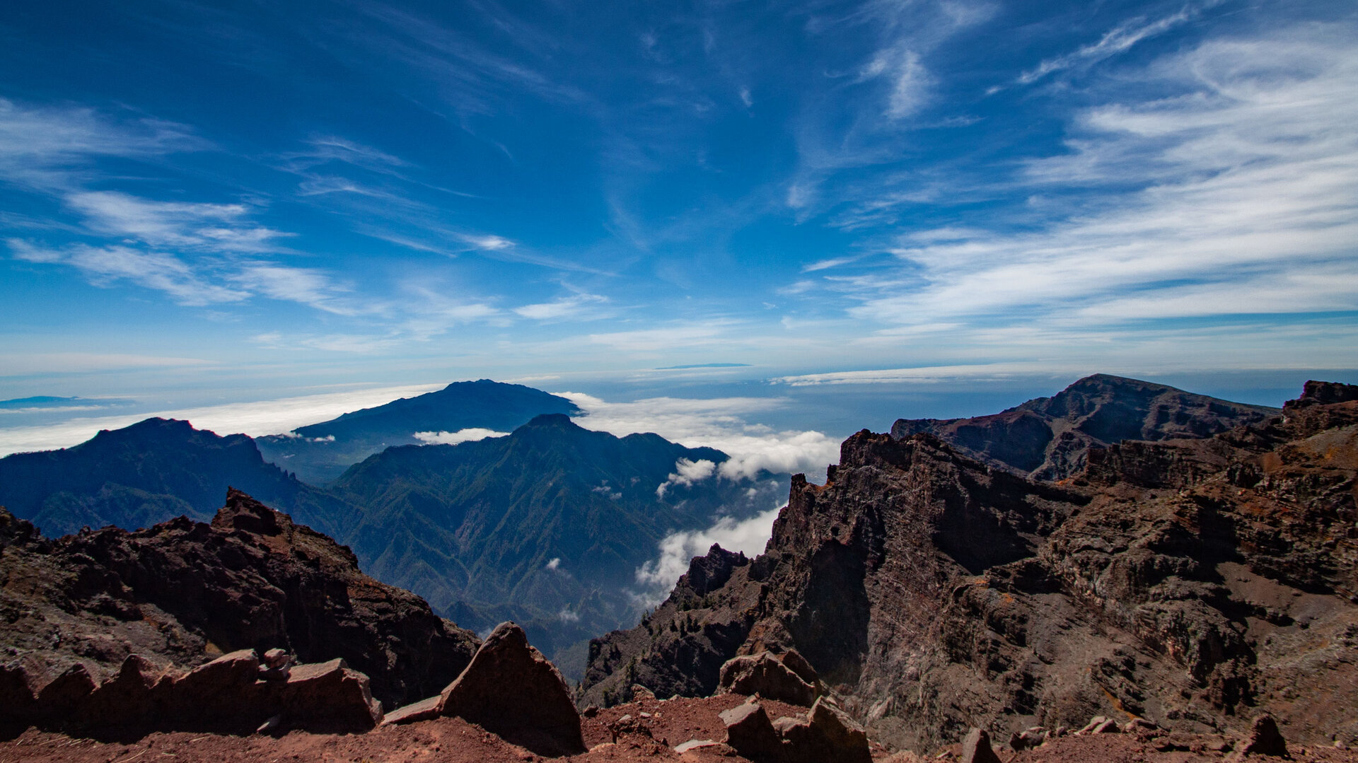 Ausblick vom Roque de los Muchachos auf den Pico Bejenado und die Vulkane der Cumbre Vieja | © ©Sunhikes