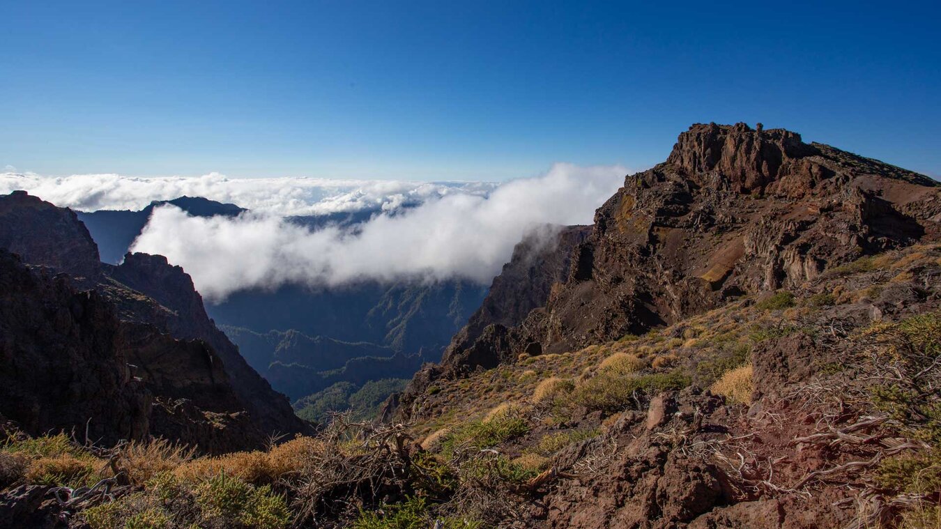 zerklüftete Abhänge in die tiefen Schluchten der Caldera de Taburiente entlang der Wanderroute zum Mirador del Time | © ©Sunhikes