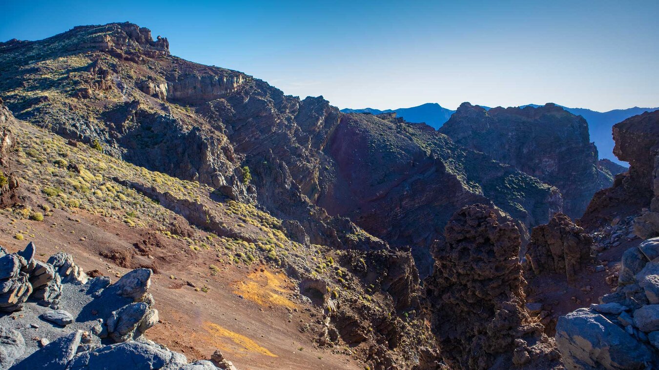  grandiose Ausblicke über die schroffen Bergzüge der Hochgebirgslandschaft beim Roque Palmero | © ©Sunhikes