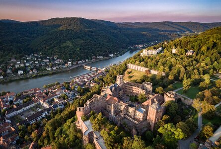 das Heidelberger Schloss über dem Neckar | © Sunhikes