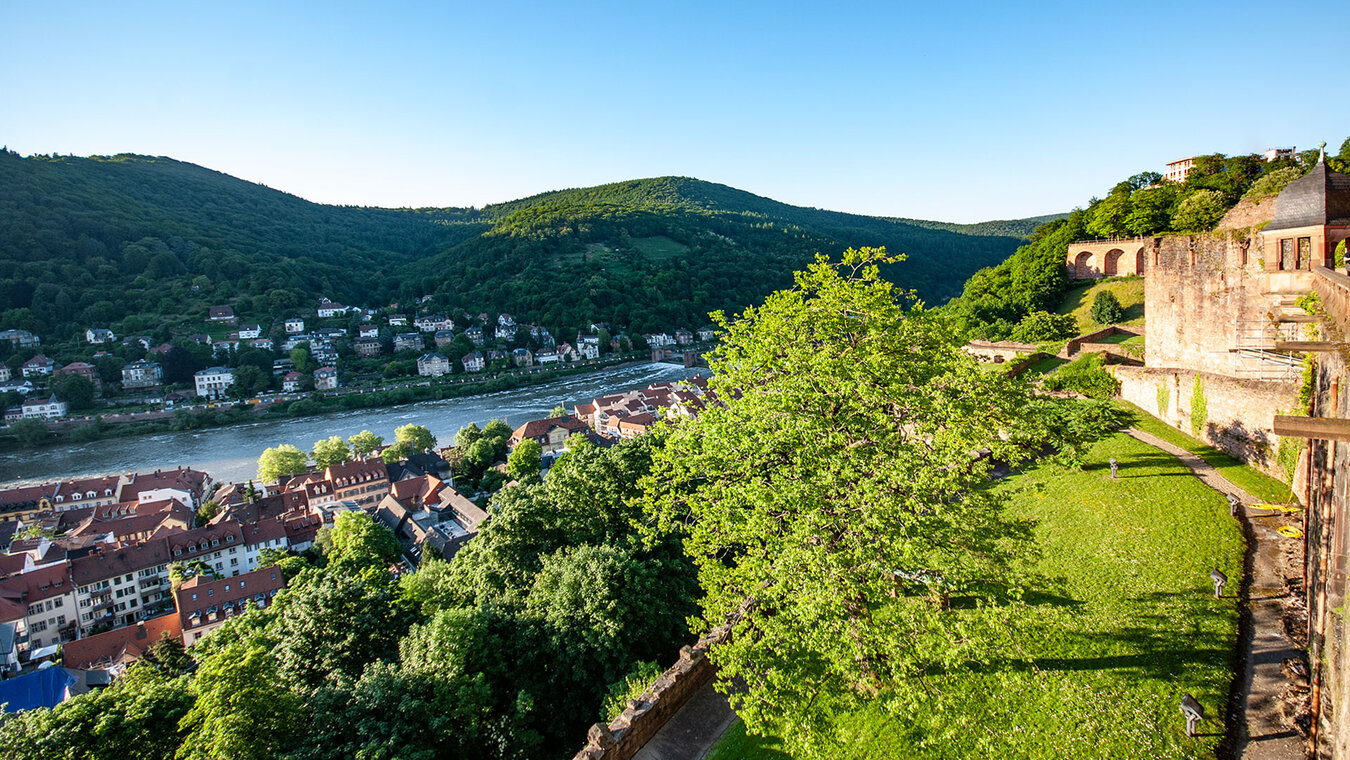 Blick vom Schlossterrasse auf die Heidelberger Altstadt und den Neckar | © Sunhikes Blick vom Schlossterrasse auf die Heidelberger Altstadt und den Neckar | © Sunhikes