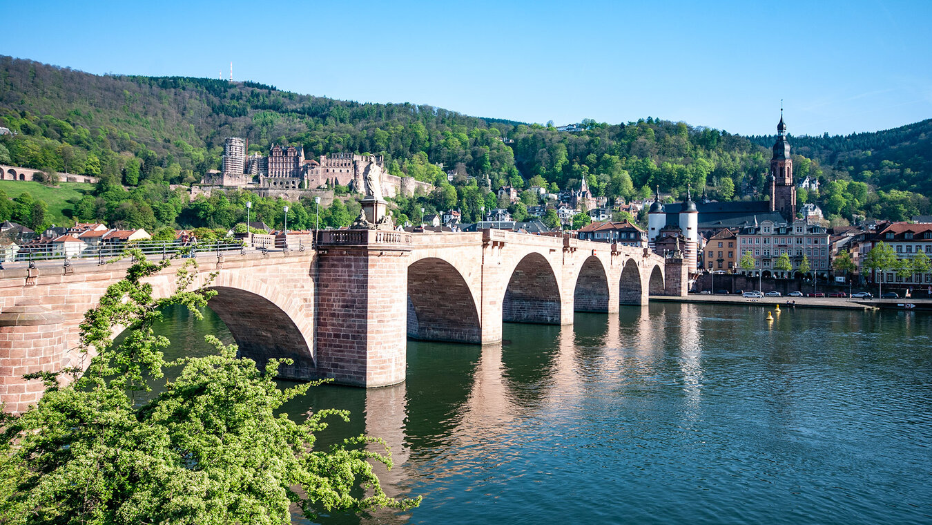 Blick von der Alten Brücke am Neckar zum Heidelberger Schloss | © Sunhikes Blick von der Alten Brücke am Neckar zum Heidelberger Schloss | © Sunhikes