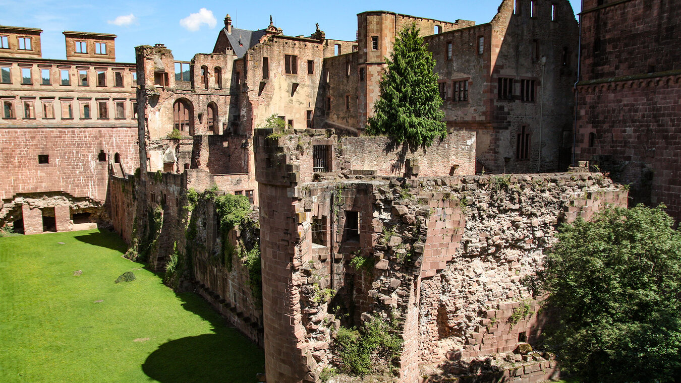 der Hirschgraben am Heidelberger Schloss mit der Ruine des Gefängnisturms »Seltenleer« | © Sunhikes der Hirschgraben am Heidelberger Schloss | © Sunhikes