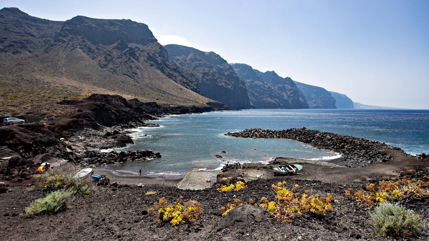 Blick entlang der steil aufragenden Klippen des Teno-Gebirges von Punta de Teno | © Sunhikes