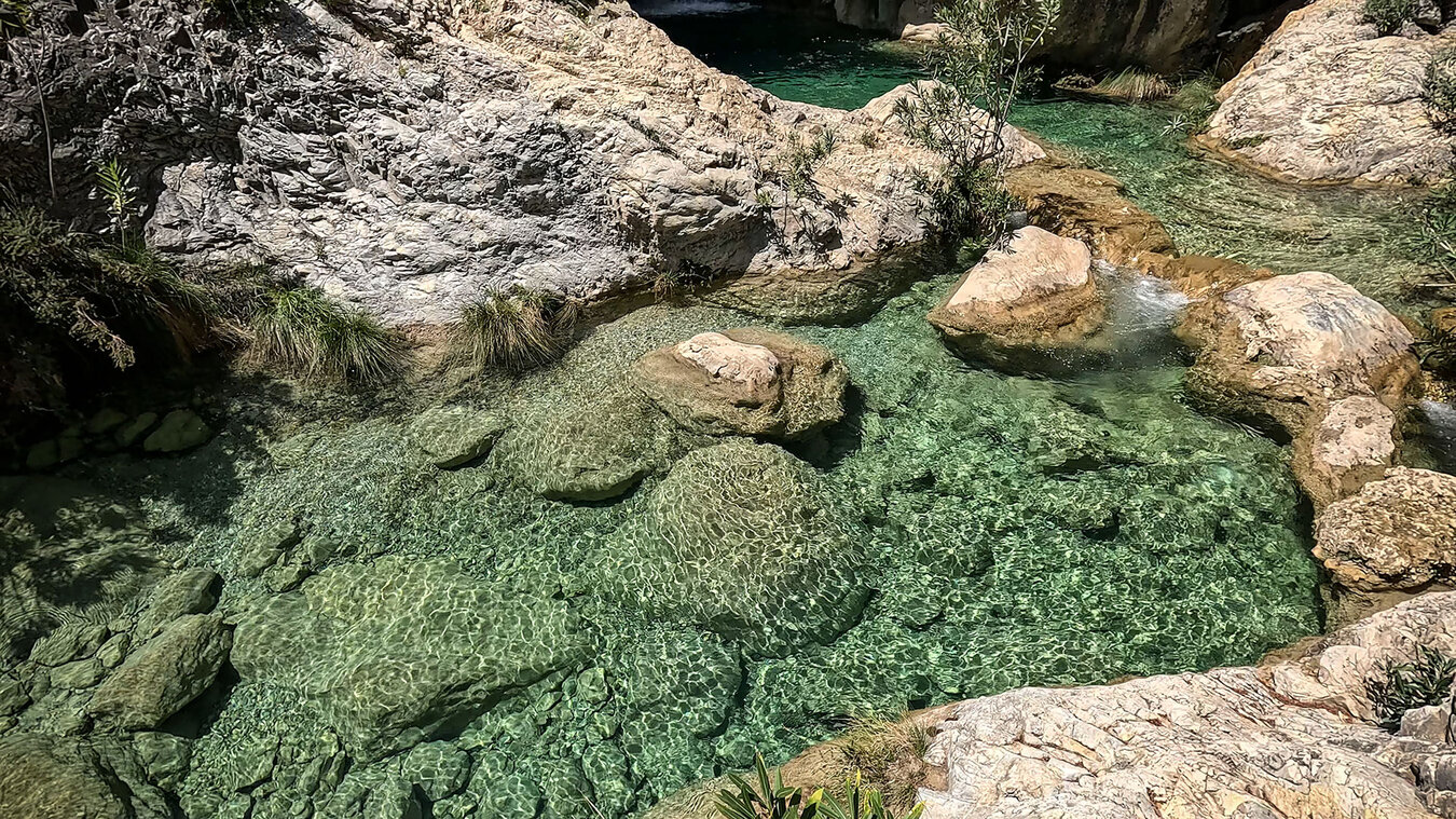 der smaragdgrüne Río Verde in der Provinz Granada in Andalusien | © Sunhikes Río Verde in der Provinz Granada in Andalusien | © Sunhikes