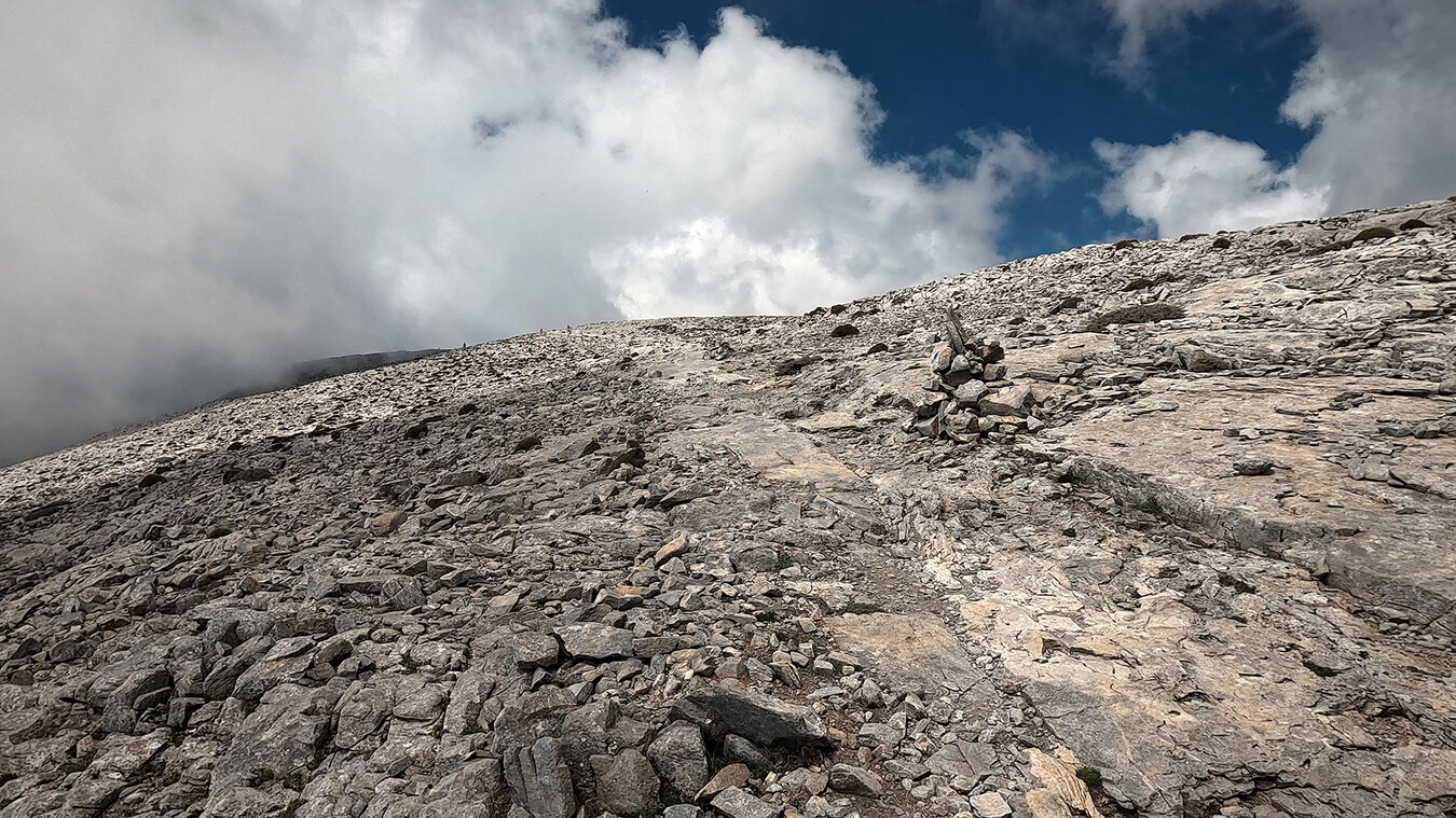 Wanderweg auf den Gipfel des 2.067 Meter hohen La Maroma | © Sunhikes Wanderweg auf den Gipfel des La Maroma | © Sunhikes