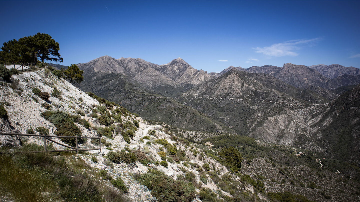 Blick vom Puerto Collado zu den Bergketten der Sierra Almijara mit der markanten Spitze des Cerro Lucero | © Sunhikes Blick vom Puerto Collado zu den Bergketten der Sierra Almijara mit dem Cerro Lucero | © Sunhikes