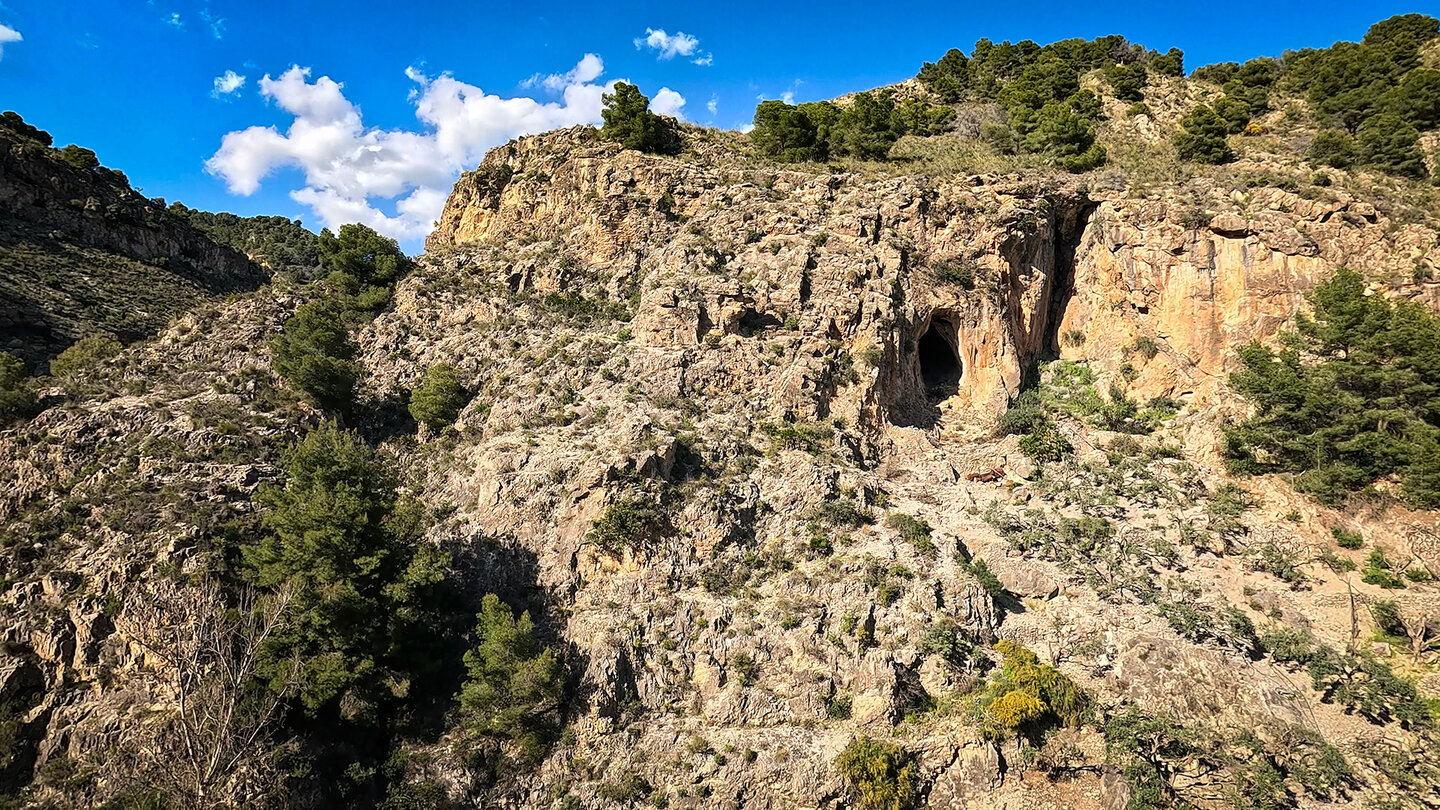 in den Kalkfelsen nahe Frigiliana befindet sich die Höhle Cueva Oscura | © Sunhikes die Höhle Cueva Oscura in den Kalkfelsen bei Frigiliana | © Sunhikes