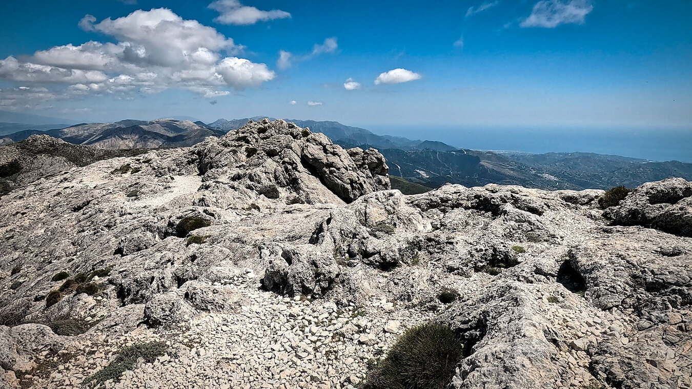 im Naturpark Sierras de Tejeda, Almijara y Alhama findet man auch anspruchsvolle Routen mit alpinem Charakter | © Sunhikes im Naturpark Sierras de Tejeda, Almijara y Alhama findet man auch anspruchsvolle Routen | © Sunhikes
