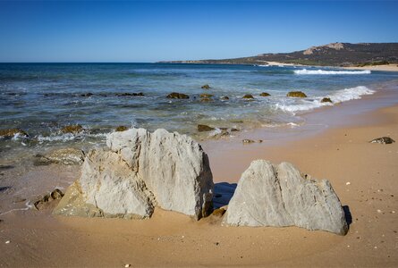Playa de Bolonia mit der Sierra de la Plata | © Sunhikes