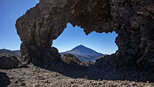 Blick auf den Teide durch einen Steinbogen | © SUNHIKES