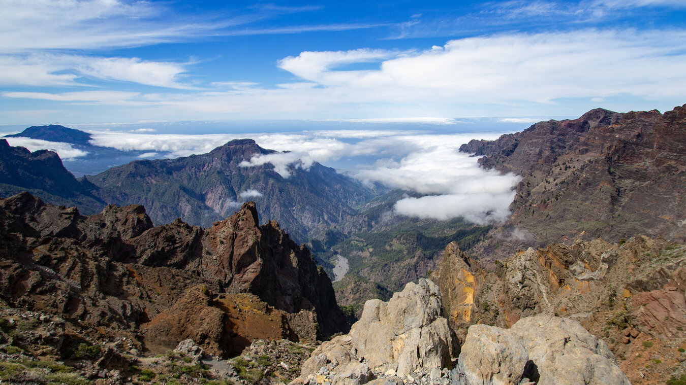 Ausblick vom Caldera Höhenwanderweg über diePlaya de Taburiente zum Pico Bejenado mit der Cumbre Vieja | © SUNHIKES