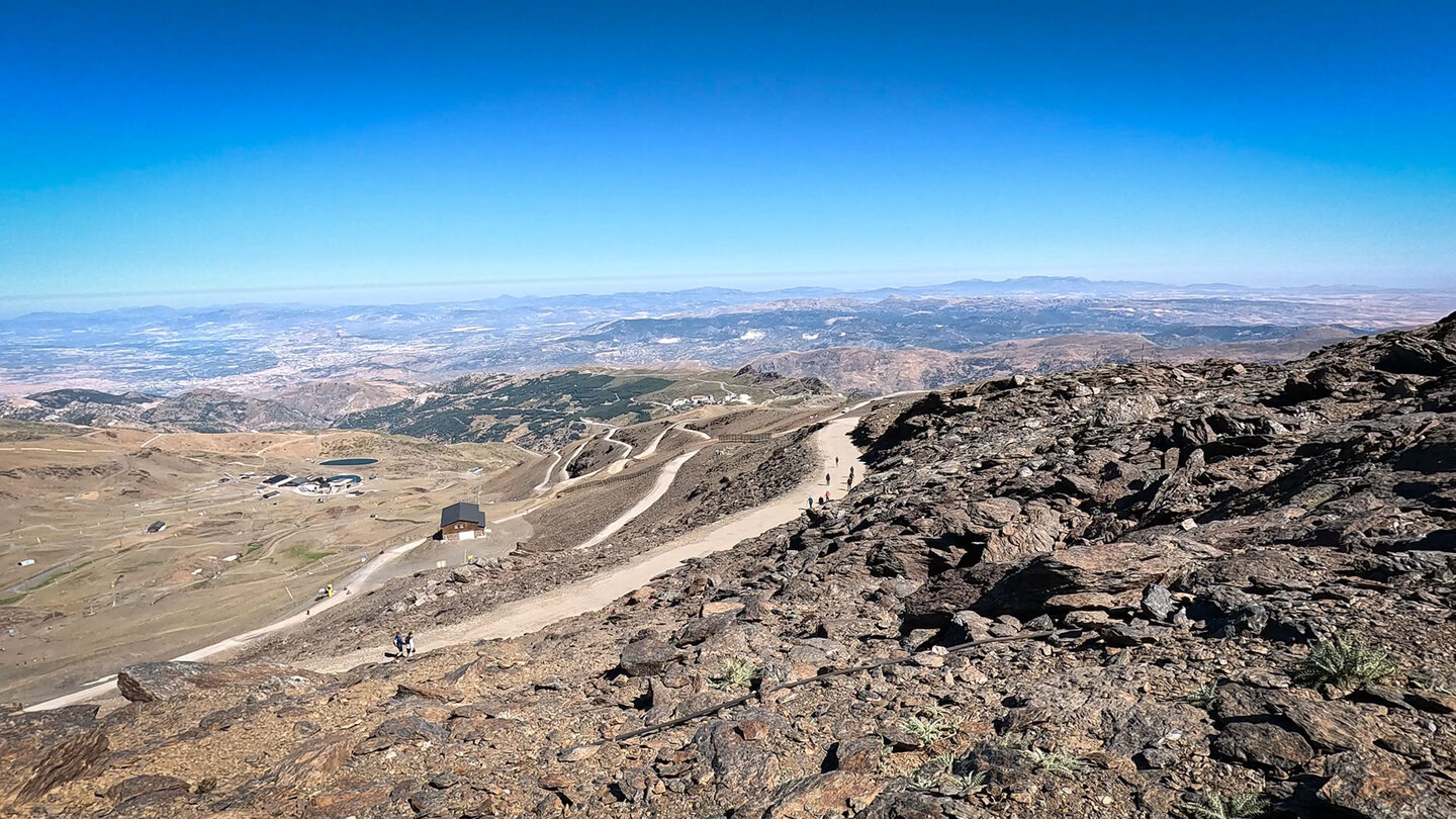 Fernblick auf der Wanderung zum Gipfel des Veleta | © Sunhikes