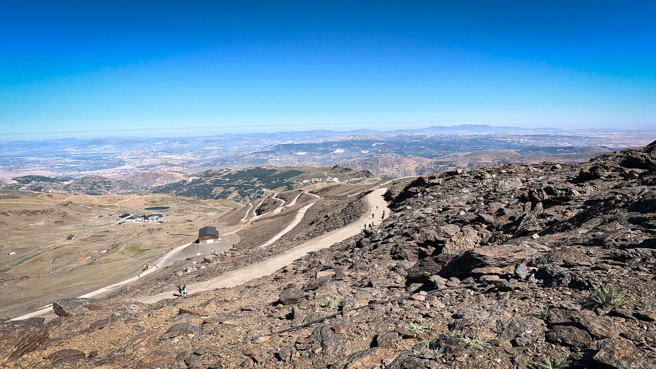 Fernblick auf der Wanderung zum Gipfel des Veleta | © Sunhikes
