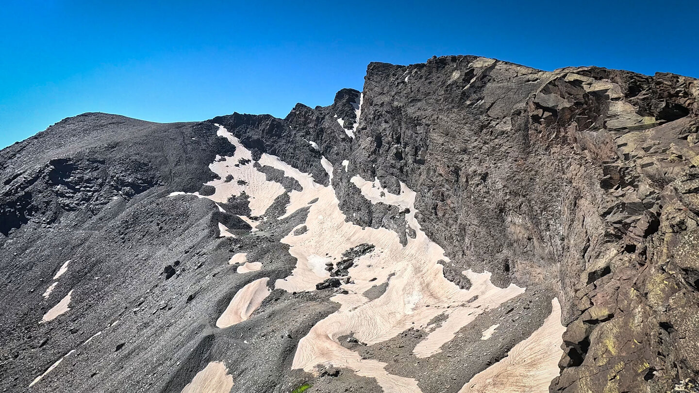 Schneefelder am Pico del Veleta  | © Sunhikes