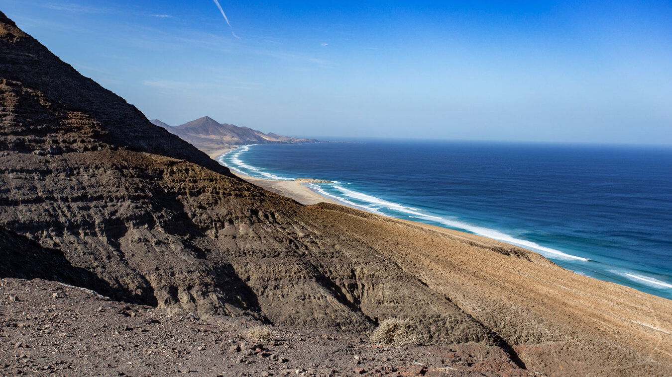 von der Passhöhe Degollada de Pecenescal blickt man bis zur Südspitze der Insel | © Sunhikes