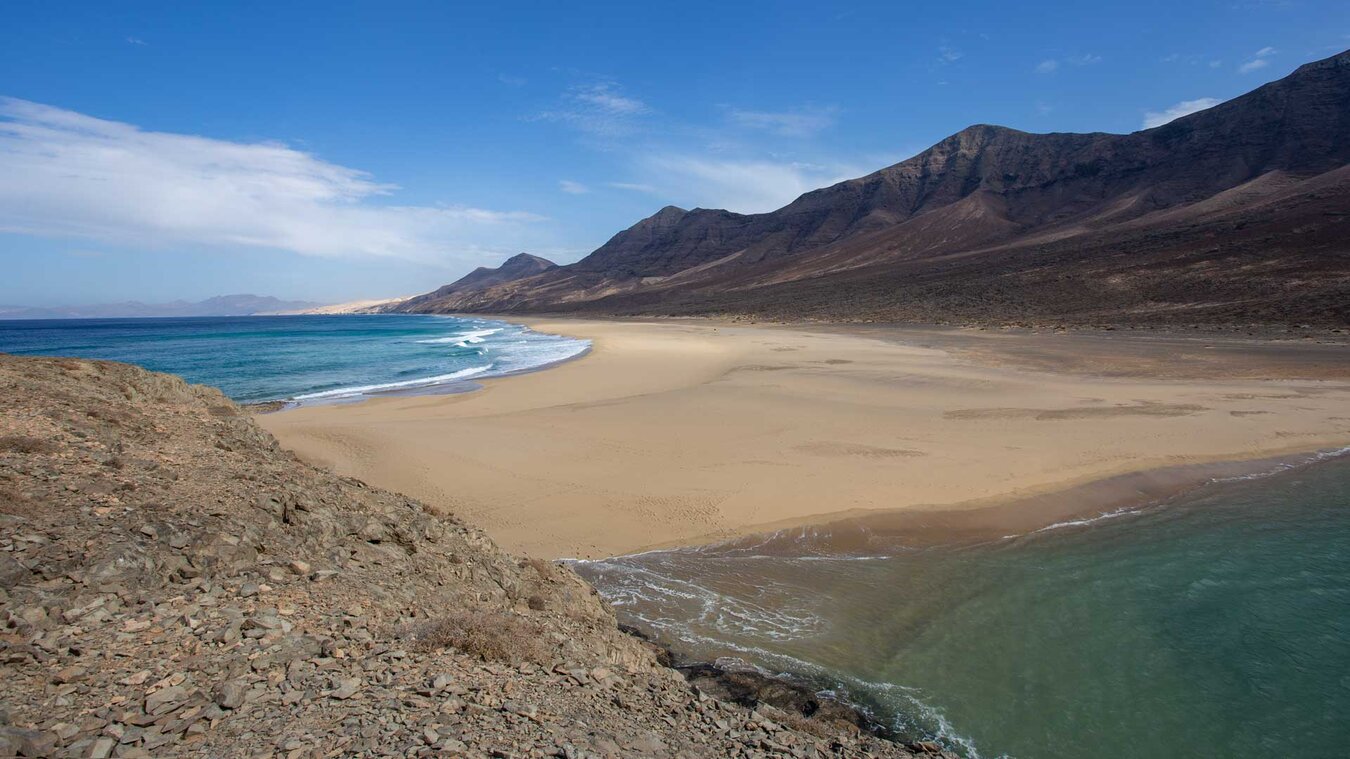 Blick von der Felsinsel El Islote auf den Strand Playa de Barlovento | © Sunhikes