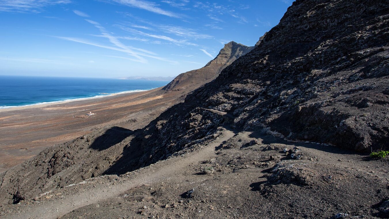 Blick von der Passhöhe Degollada del Cofete auf den langen Sandstrand  | © Sunhikes