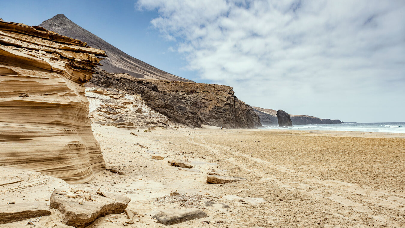 Gesteinsschichtungen am Wanderweg zum Roque del Morro | © Sunhikes