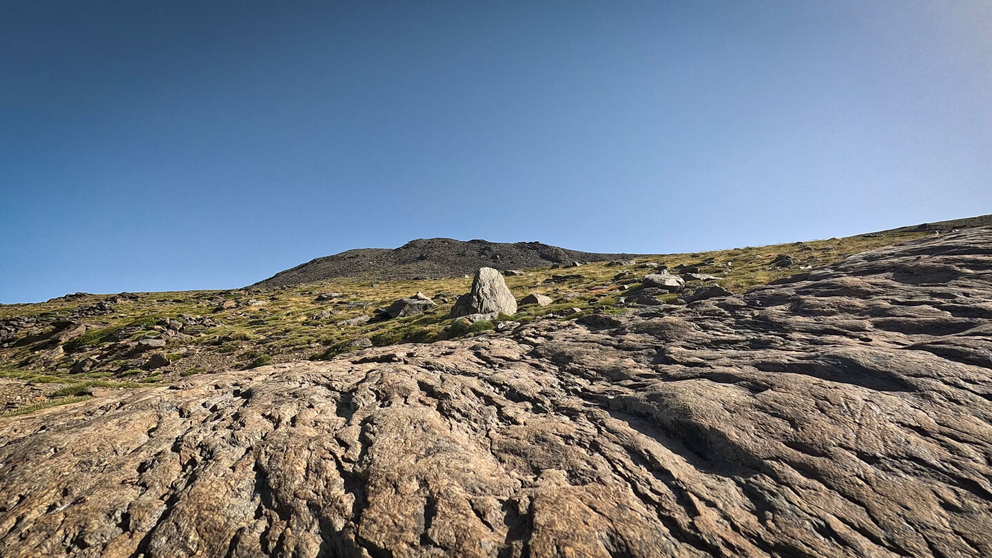 Felsen und Wiesen prägen die Hochgebirgslandschaft der Sierra Nevada in Andalusien | © Sunhikes