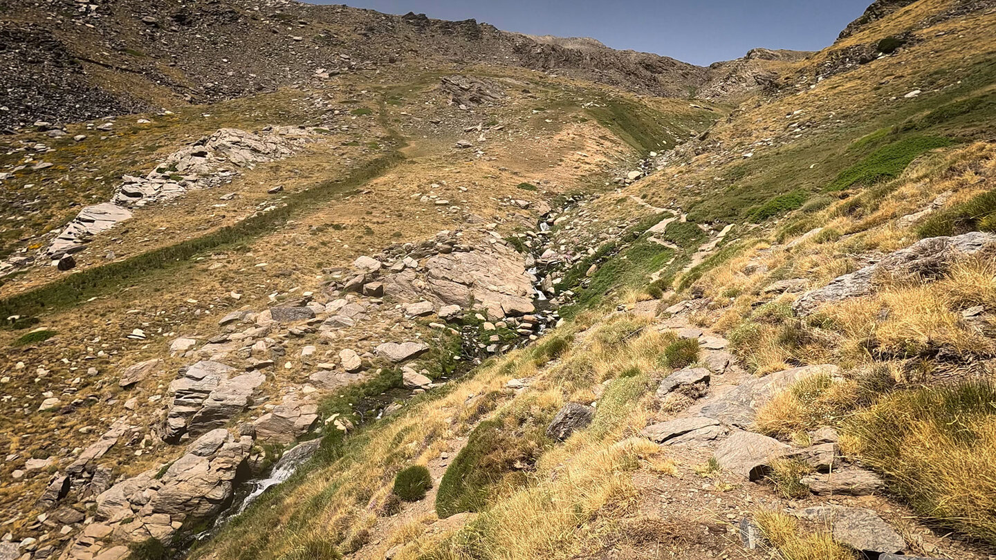 Wanderweg vom Refugio Poqueira entlang des Río Mulhacén | © Sunhikes