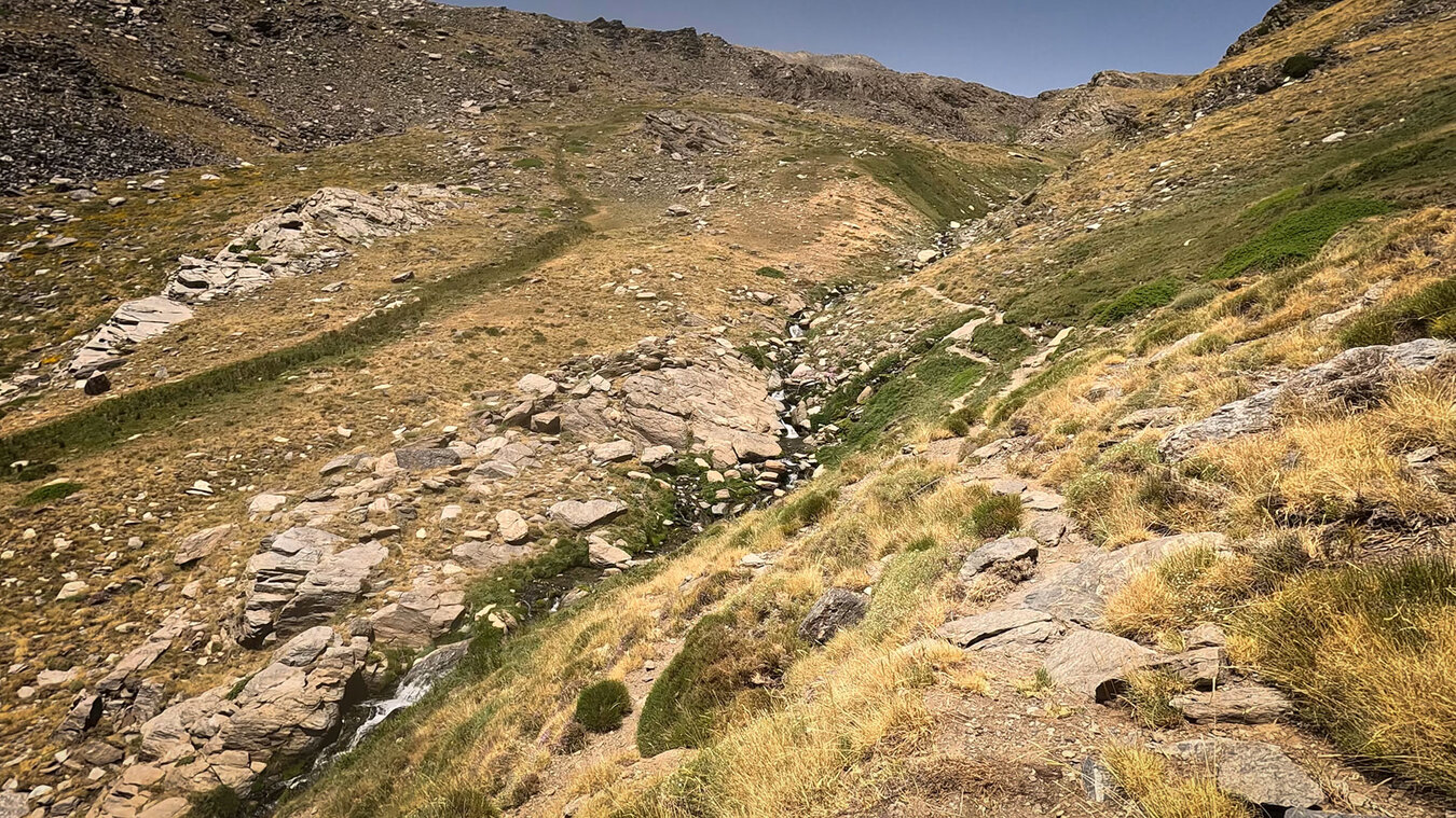 Wanderweg vom Refugio Poqueira entlang des Río Mulhacén | © Sunhikes