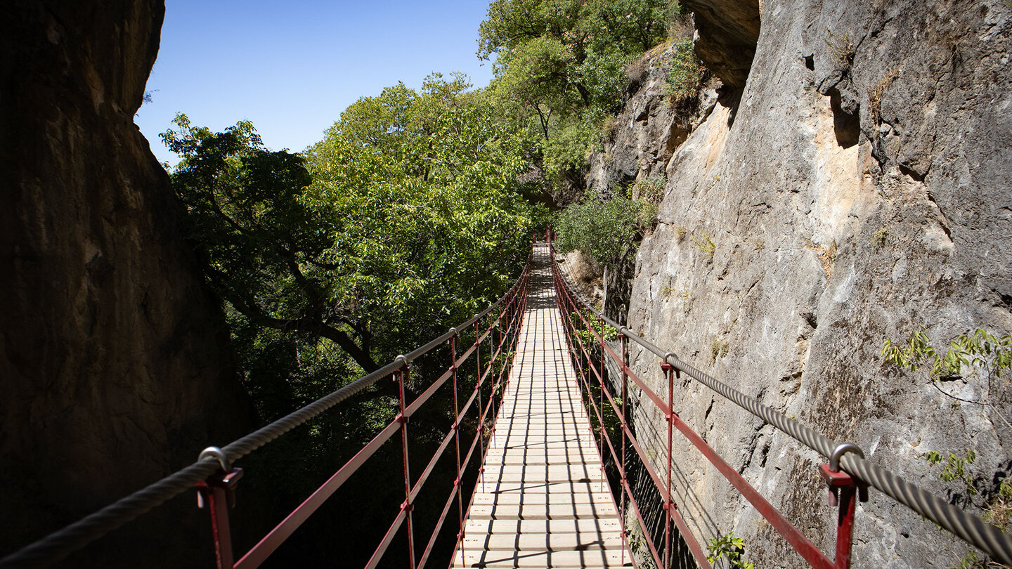 die lange Hängebrücke auf der Route Los Cahorras del Río Monachil | © Sunhikes