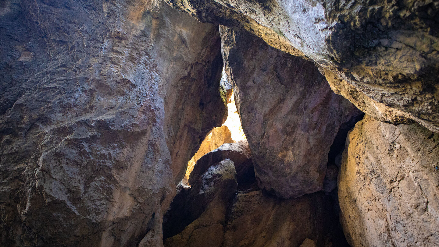 Felsblöcke in der Cueva de las Palomas | © Sunhikes