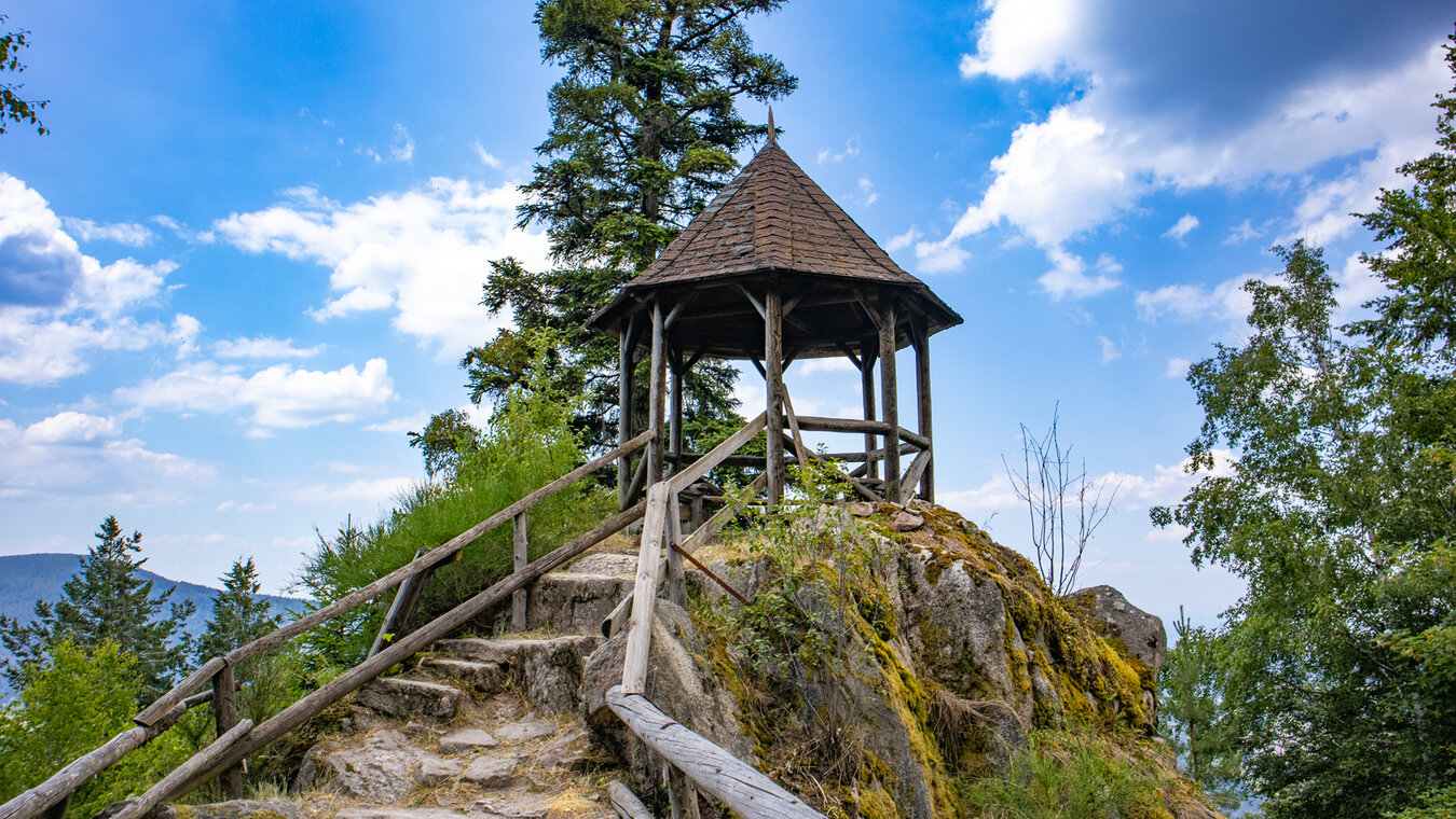 Pavillon auf den Latschigfelsen bei Forbach | © Sunhikes