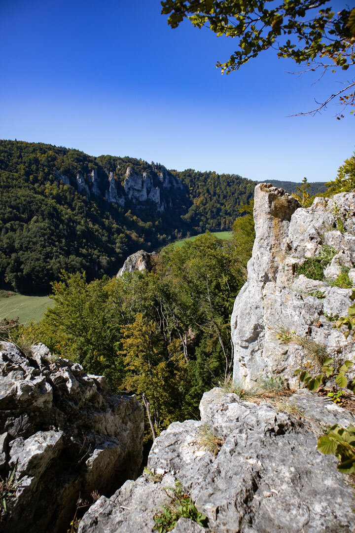 Blick von der Falkenwand zum Lenzenfels im Donaubergland | © Sunhikes