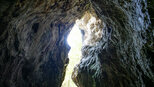 Blick aus der Schwarzwagfelshöhle im Donautal | © Sunhikes